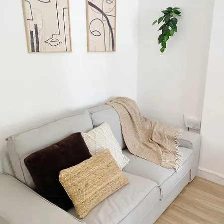 Calm Beach: Location, Beach & Old Town Apartment